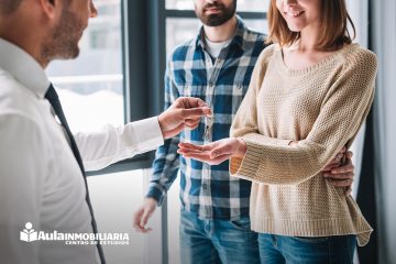 Un nuevo inquilino para su vivienda que le pide no pagar la renta hasta el mes siguiente, cuando haya desalojado el piso que ocupa actualmente.